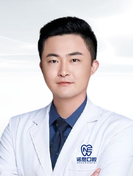 何翀.jpg